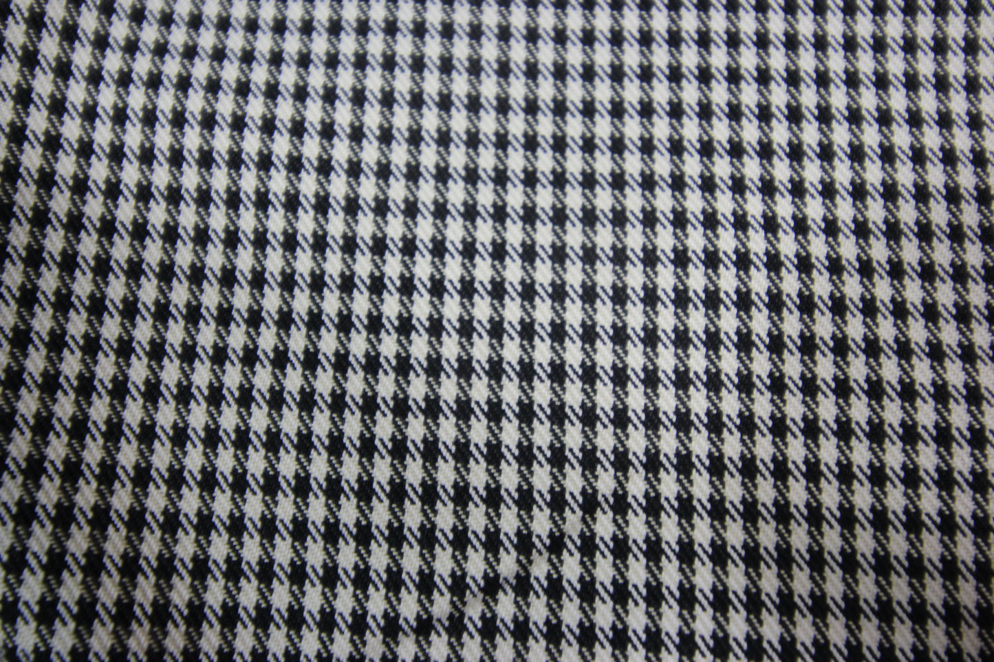 Tissus haute couture. Tissus au mètre pas cher. Tissus pas cher. Acheter tissus au mètre. Tissus français. Tissus de grandes maisons. Tissus haut de gamme. Tissus pour collection. Tissus pour createur. Jeune createur. Laine. Soie. Coton. Lin.