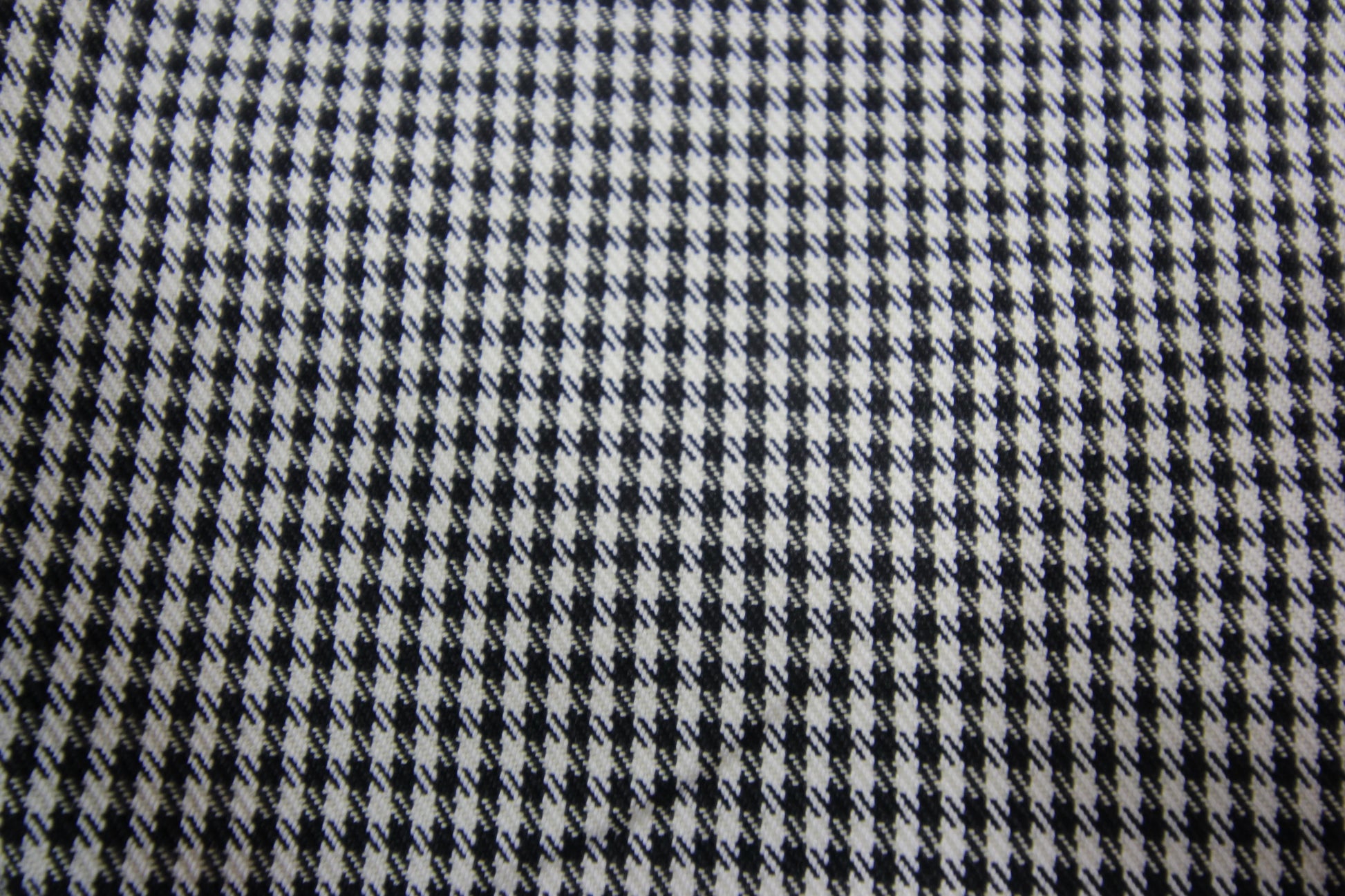 Tissus haute couture. Tissus au mètre pas cher. Tissus pas cher. Acheter tissus au mètre. Tissus français. Tissus de grandes maisons. Tissus haut de gamme. Tissus pour collection. Tissus pour createur. Jeune createur. Laine. Soie. Coton. Lin.