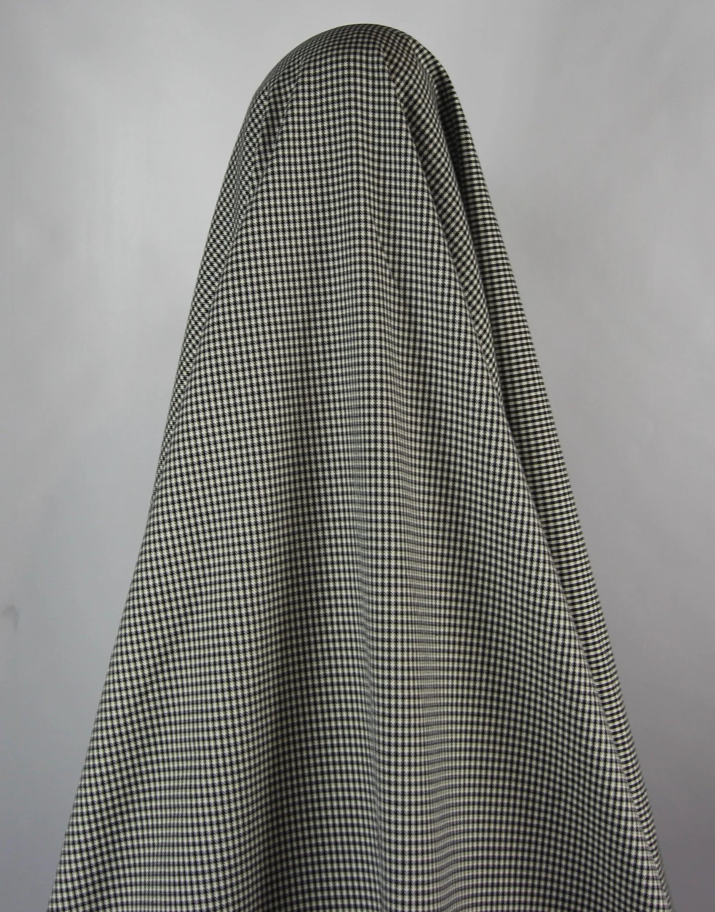 Tissus haute couture. Tissus au mètre pas cher. Tissus pas cher. Acheter tissus au mètre. Tissus français. Tissus de grandes maisons. Tissus haut de gamme. Tissus pour collection. Tissus pour createur. Jeune createur. Laine. Soie. Coton. Lin.