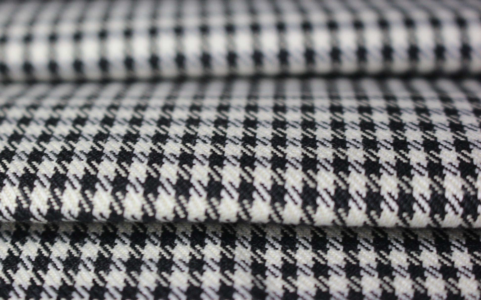Tissus haute couture. Tissus au mètre pas cher. Tissus pas cher. Acheter tissus au mètre. Tissus français. Tissus de grandes maisons. Tissus haut de gamme. Tissus pour collection. Tissus pour createur. Jeune createur. Laine. Soie. Coton. Lin.