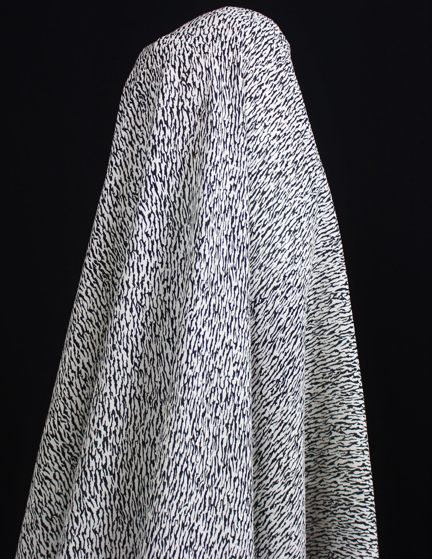 Tissus haute couture. Tissus au mètre pas cher. Tissus pas cher. Acheter tissus au mètre. Tissus français. Tissus de grandes maisons. Tissus haut de gamme. Tissus pour collection. Tissus pour createur. Jeune createur. Laine. Soie. Coton. Lin.