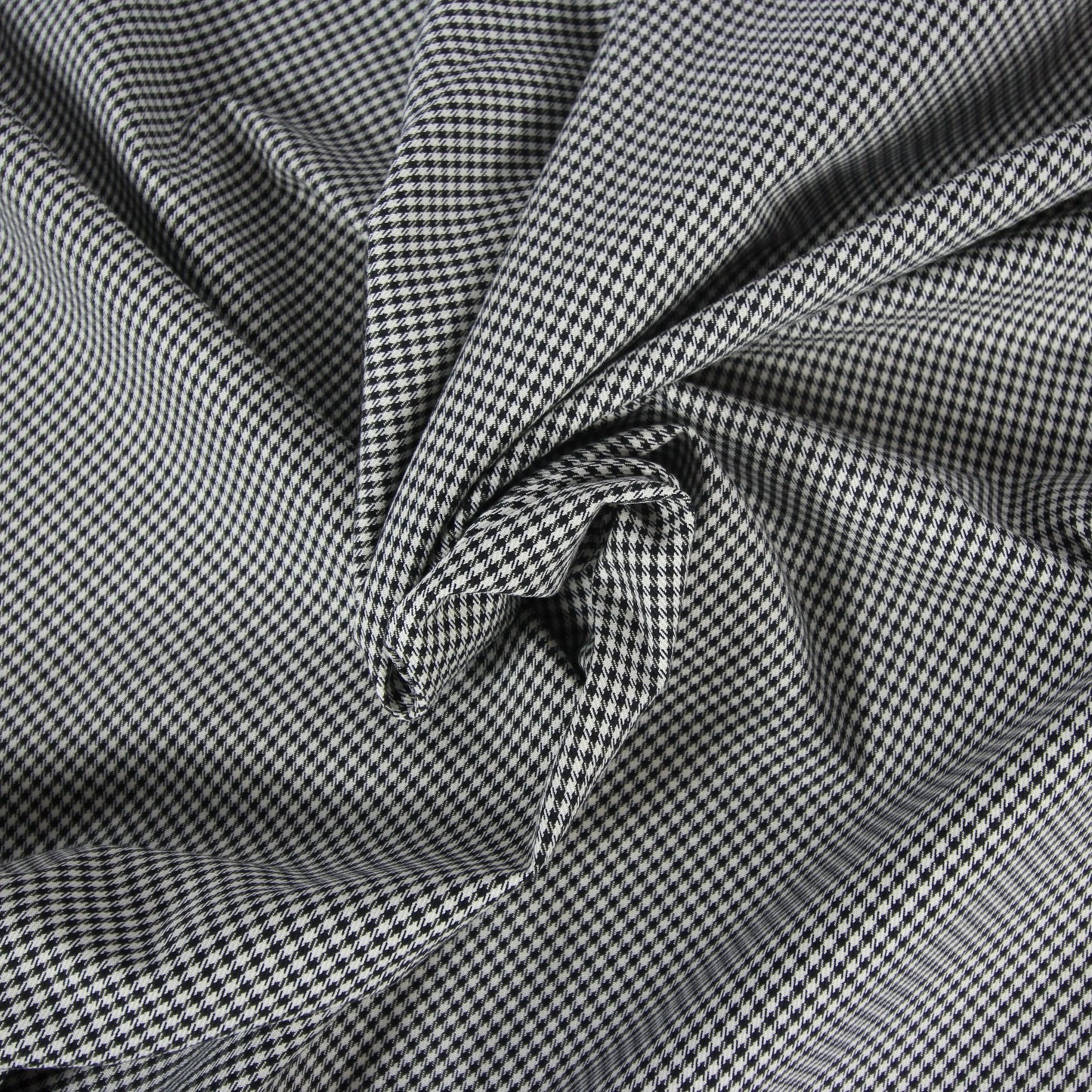 Tissus haute couture. Tissus au mètre pas cher. Tissus pas cher. Acheter tissus au mètre. Tissus français. Tissus de grandes maisons. Tissus haut de gamme. Tissus pour collection. Tissus pour createur. Jeune createur. Laine. Soie. Coton. Lin.