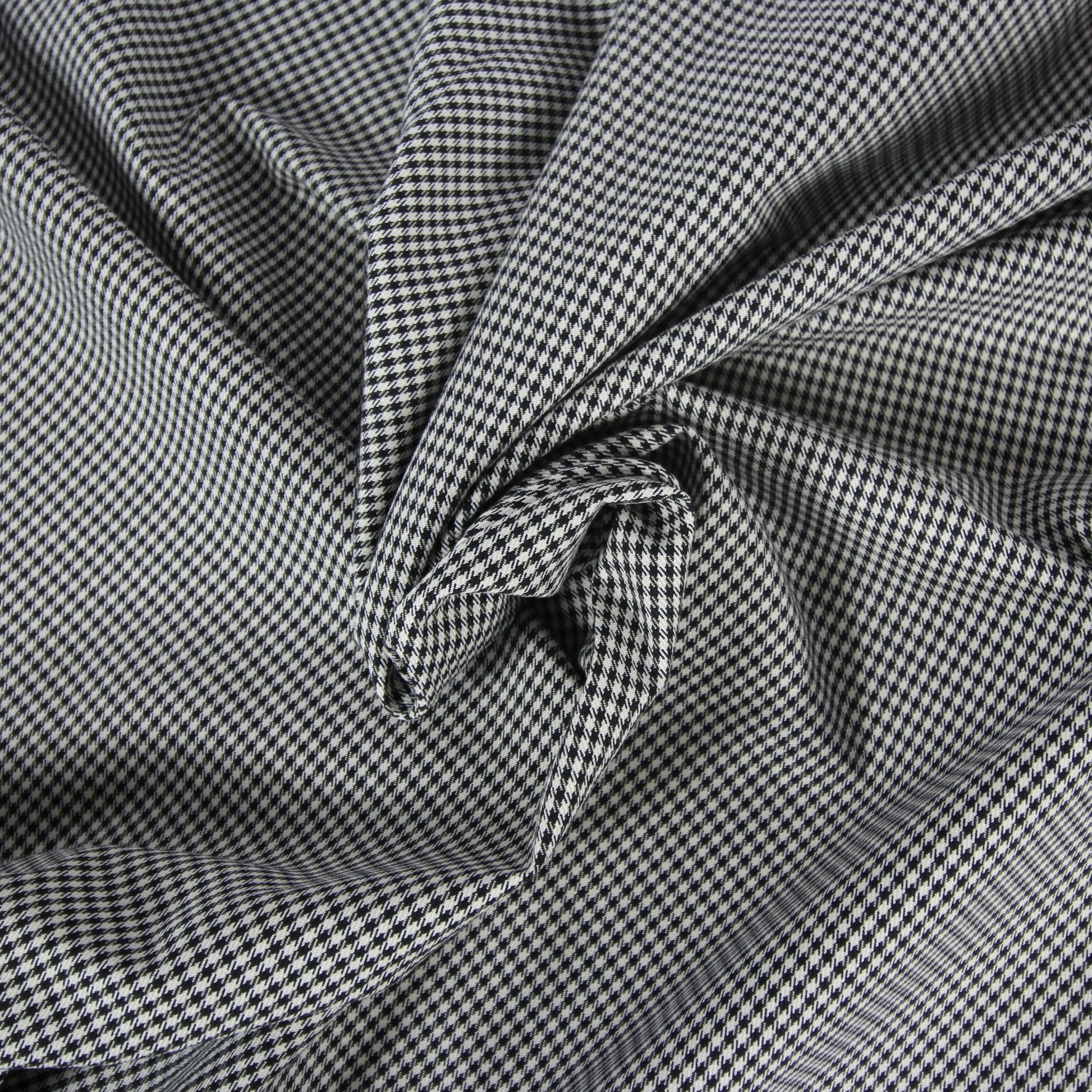 Tissus haute couture. Tissus au mètre pas cher. Tissus pas cher. Acheter tissus au mètre. Tissus français. Tissus de grandes maisons. Tissus haut de gamme. Tissus pour collection. Tissus pour createur. Jeune createur. Laine. Soie. Coton. Lin.
