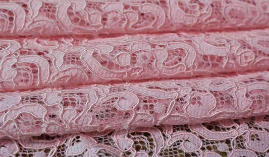 So Tissus | Coupon de 3 mètres - Dentelle - rose | Bennytex | Mondial Tissus | Cousette | Tissus de rêve | Tissus.net