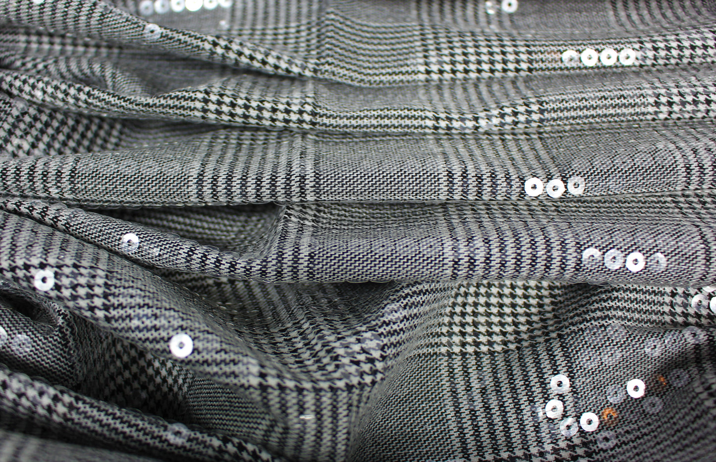 Tissus haute couture. Tissus au mètre pas cher. Tissus pas cher. Acheter tissus au mètre. Tissus français. Tissus de grandes maisons. Tissus haut de gamme. Tissus pour collection. Tissus pour createur. Jeune createur. Laine. Soie. Coton. Lin.