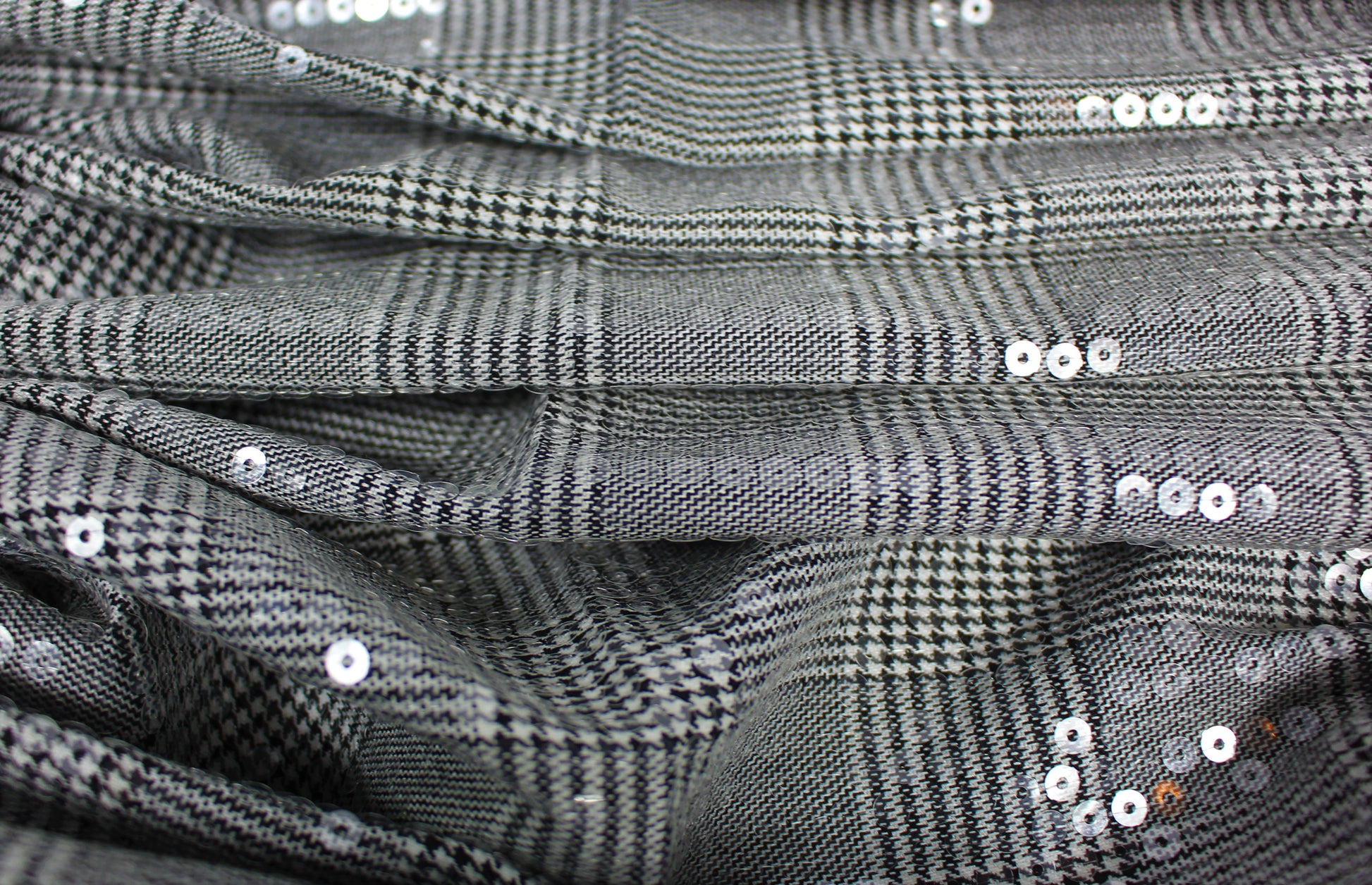 Tissus haute couture. Tissus au mètre pas cher. Tissus pas cher. Acheter tissus au mètre. Tissus français. Tissus de grandes maisons. Tissus haut de gamme. Tissus pour collection. Tissus pour createur. Jeune createur. Laine. Soie. Coton. Lin.