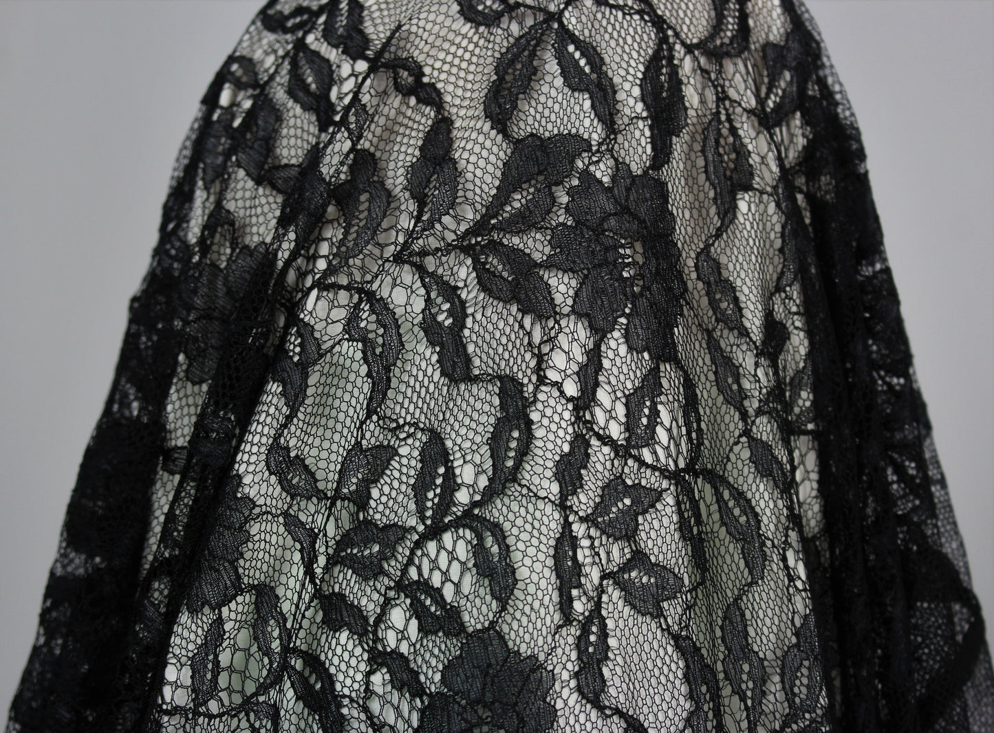 Tissus haute couture. Tissus au mètre pas cher. Tissus pas cher. Acheter tissus au mètre. Tissus français. Tissus de grandes maisons. Tissus haut de gamme. Tissus pour collection. Tissus pour createur. Jeune createur. Laine. Soie. Coton. Lin.