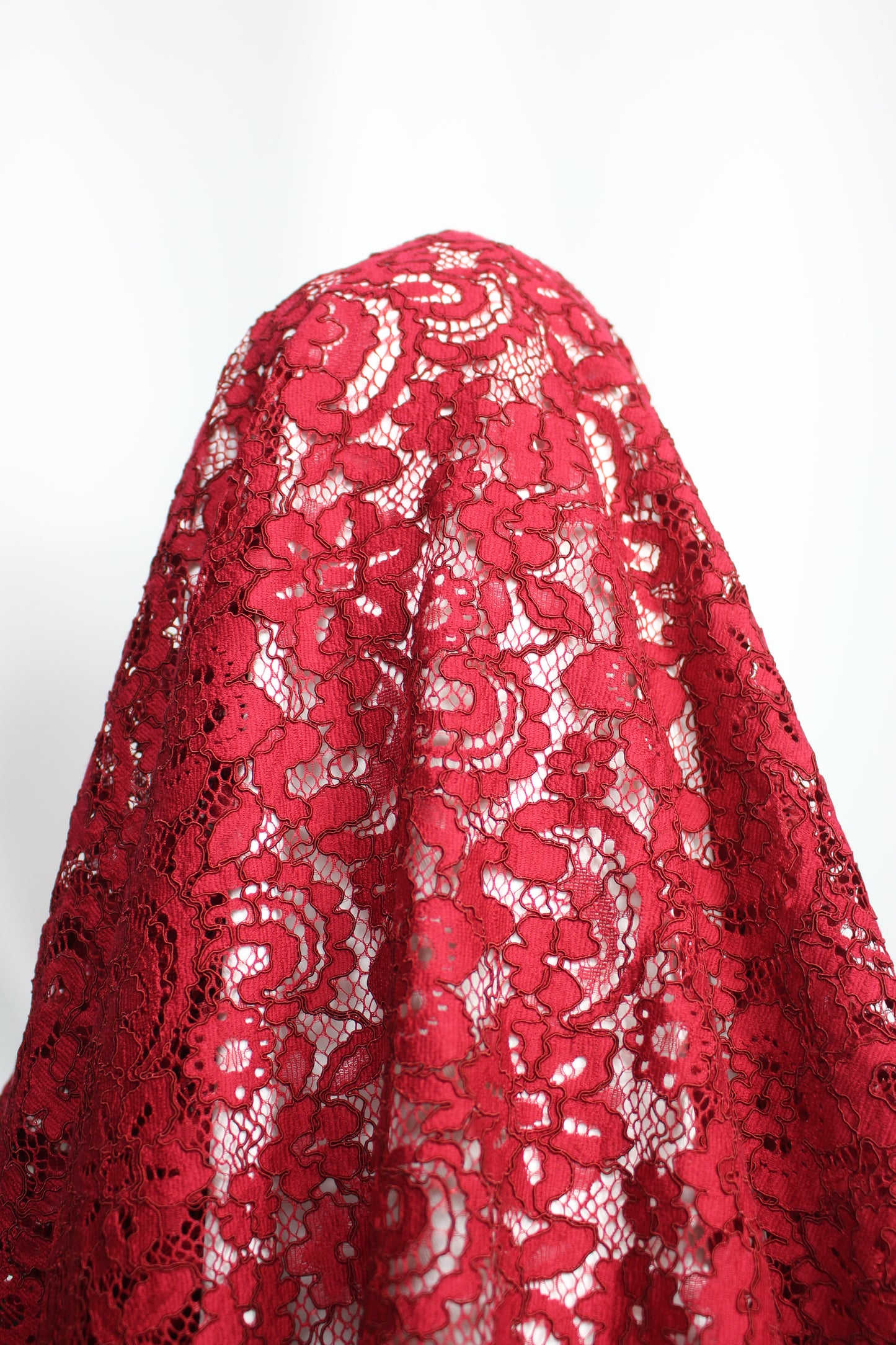 Tissus haute couture. Tissus au mètre pas cher. Tissus pas cher. Acheter tissus au mètre. Tissus français. Tissus de grandes maisons. Tissus haut de gamme. Tissus pour collection. Tissus pour createur. Jeune createur. Laine. Soie. Coton. Lin.