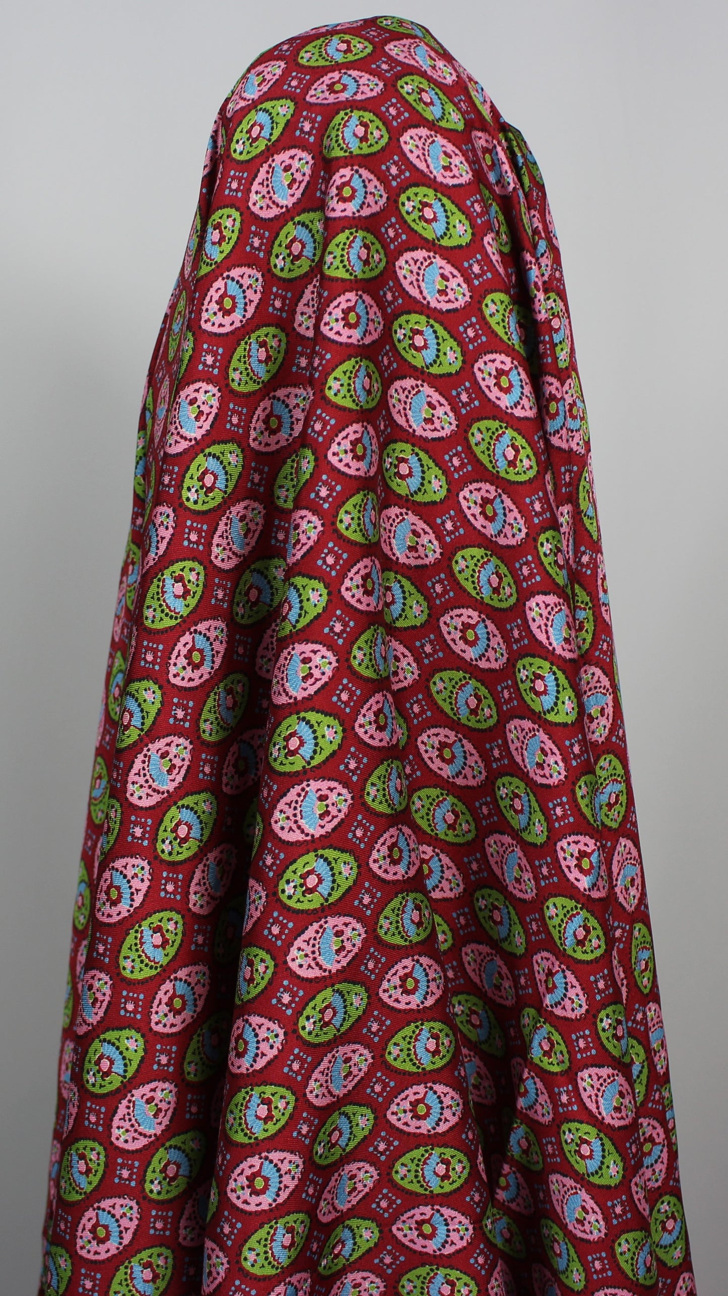 Tissus haute couture. Tissus au mètre pas cher. Tissus pas cher. Acheter tissus au mètre. Tissus français. Tissus de grandes maisons. Tissus haut de gamme. Tissus pour collection. Tissus pour createur. Jeune createur. Laine. Soie. Coton. Lin.