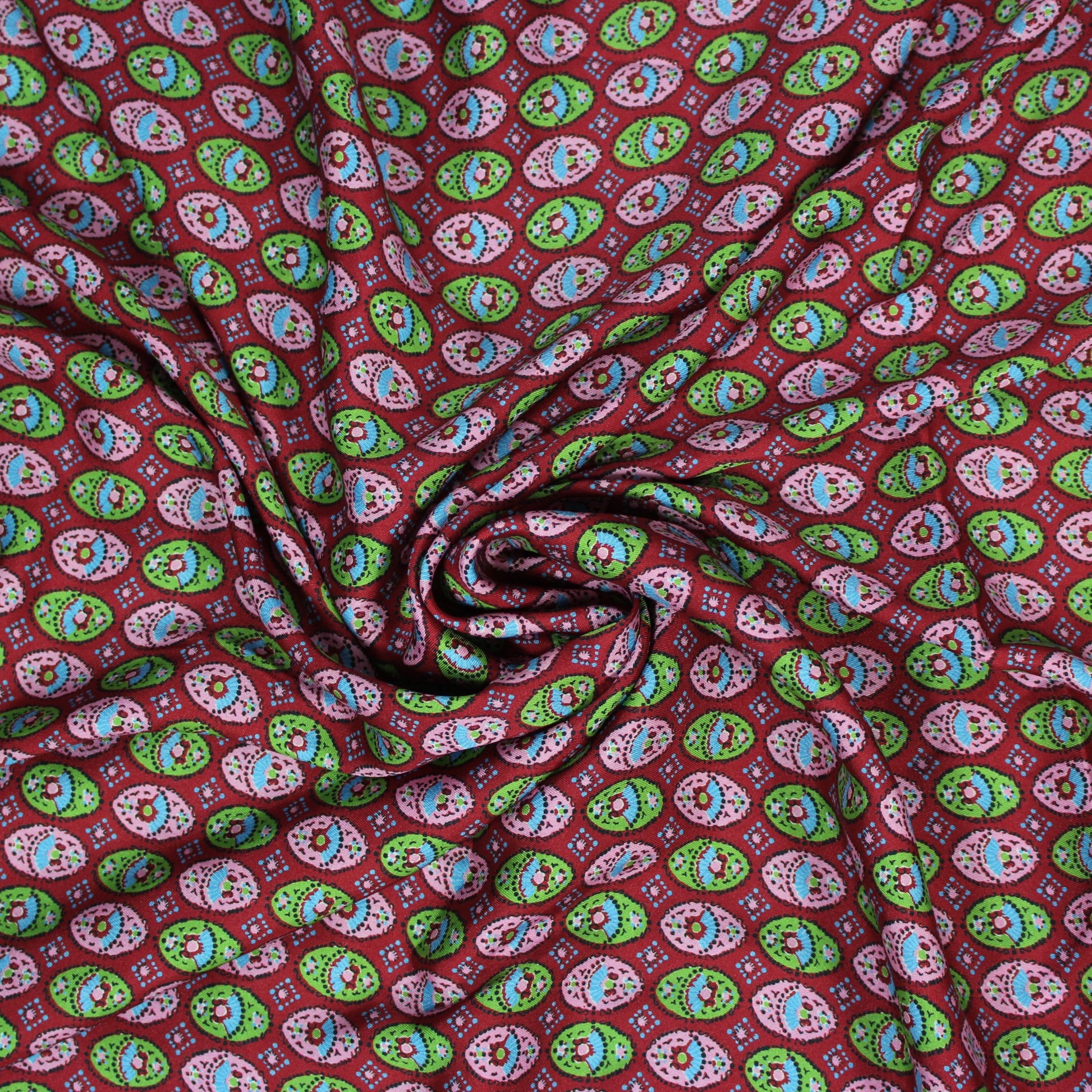 Tissus haute couture. Tissus au mètre pas cher. Tissus pas cher. Acheter tissus au mètre. Tissus français. Tissus de grandes maisons. Tissus haut de gamme. Tissus pour collection. Tissus pour createur. Jeune createur. Laine. Soie. Coton. Lin.