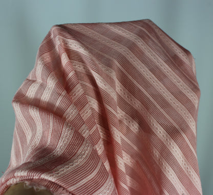 Tissus haute couture. Tissus au mètre pas cher. Tissus pas cher. Acheter tissus au mètre. Tissus français. Tissus de grandes maisons. Tissus haut de gamme. Tissus pour collection. Tissus pour createur. Jeune createur. Laine. Soie. Coton. Lin.