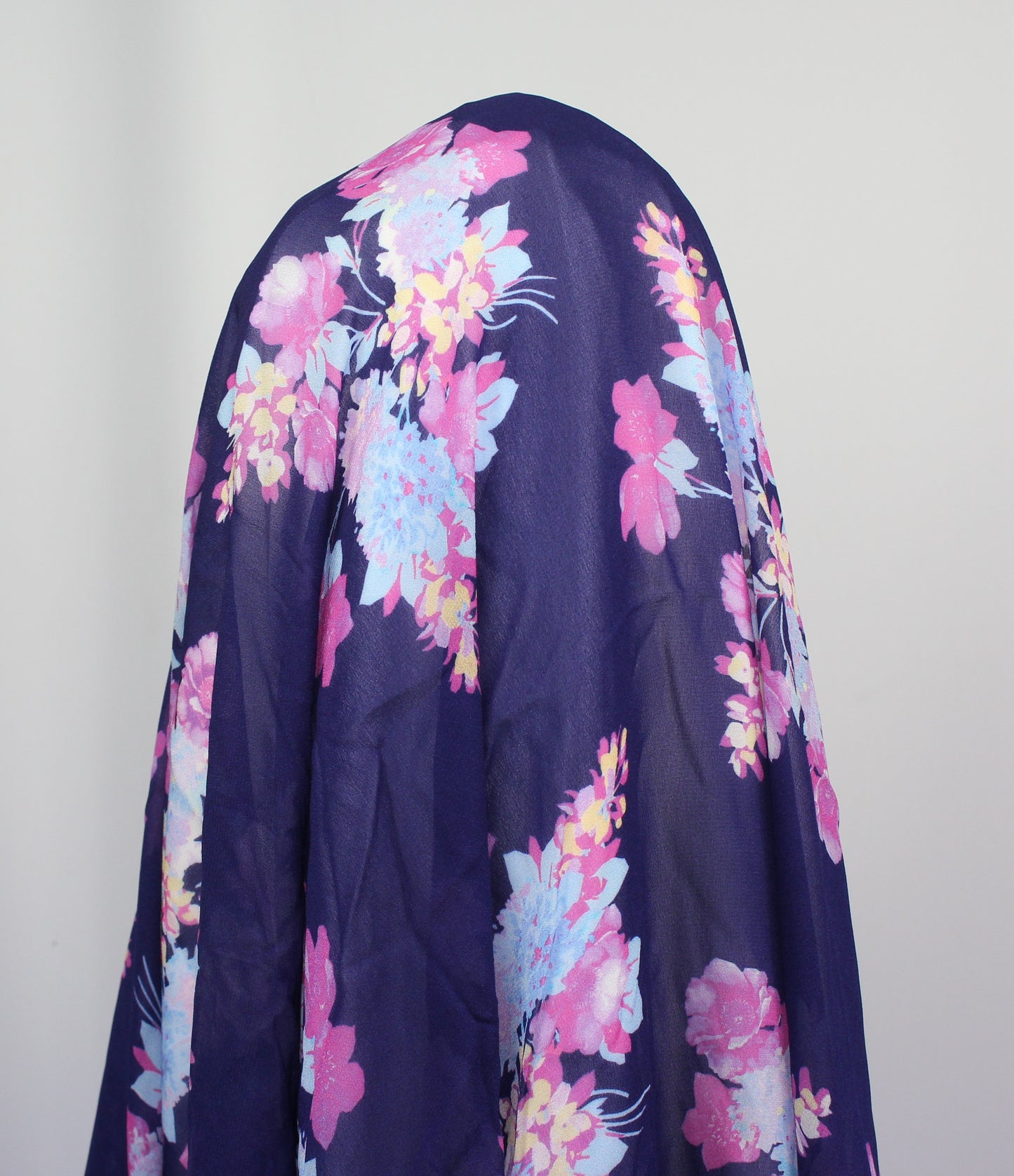 Tissus haute couture. Tissus au mètre pas cher. Tissus pas cher. Acheter tissus au mètre. Tissus français. Tissus de grandes maisons. Tissus haut de gamme. Tissus pour collection. Tissus pour createur. Jeune createur. Laine. Soie. Coton. Lin.