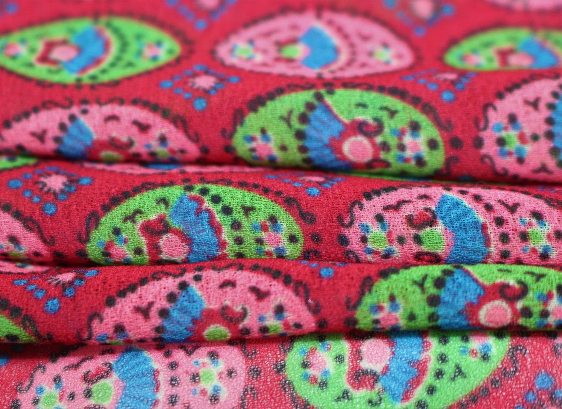 Tissus haute couture. Tissus au mètre pas cher. Tissus pas cher. Acheter tissus au mètre. Tissus français. Tissus de grandes maisons. Tissus haut de gamme. Tissus pour collection. Tissus pour createur. Jeune createur. Laine. Soie. Coton. Lin.