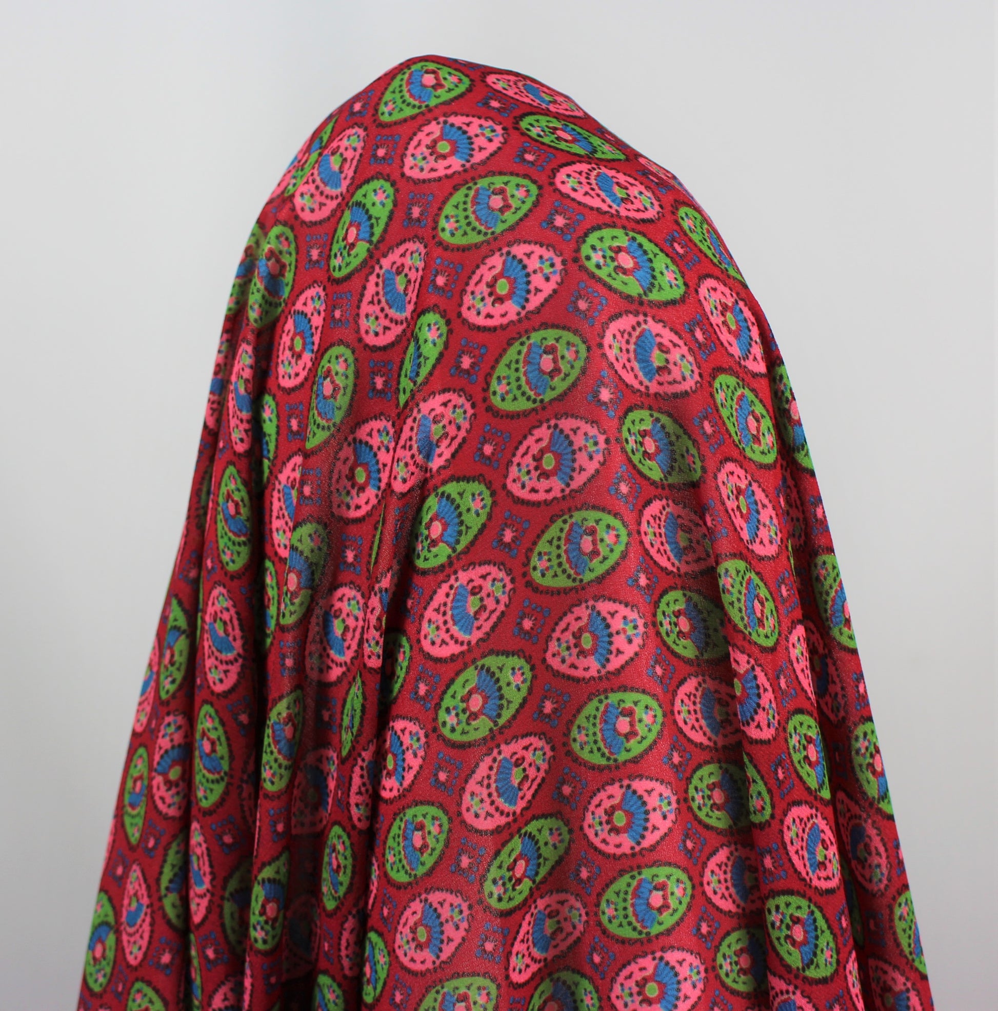 Tissus haute couture. Tissus au mètre pas cher. Tissus pas cher. Acheter tissus au mètre. Tissus français. Tissus de grandes maisons. Tissus haut de gamme. Tissus pour collection. Tissus pour createur. Jeune createur. Laine. Soie. Coton. Lin.