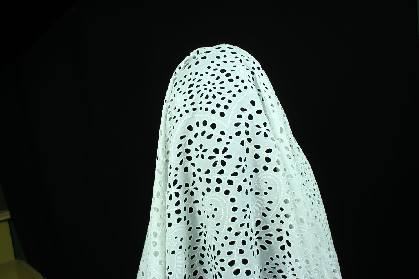 Tissus haute couture. Tissus au mètre pas cher. Tissus pas cher. Acheter tissus au mètre. Tissus français. Tissus de grandes maisons. Tissus haut de gamme. Tissus pour collection. Tissus pour createur. Jeune createur. Laine. Soie. Coton. Lin.