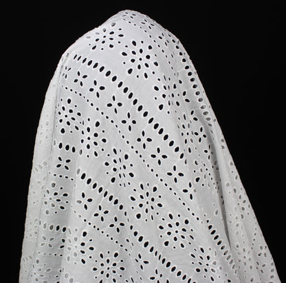 Tissus haute couture. Tissus au mètre pas cher. Tissus pas cher. Acheter tissus au mètre. Tissus français. Tissus de grandes maisons. Tissus haut de gamme. Tissus pour collection. Tissus pour createur. Jeune createur. Laine. Soie. Coton. Lin.