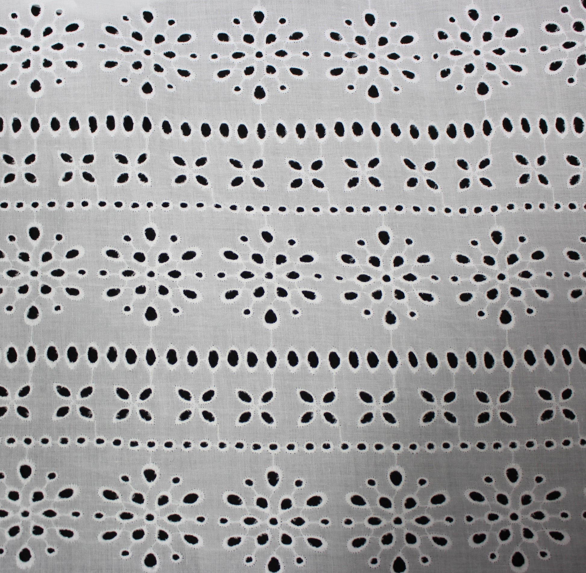 Tissus haute couture. Tissus au mètre pas cher. Tissus pas cher. Acheter tissus au mètre. Tissus français. Tissus de grandes maisons. Tissus haut de gamme. Tissus pour collection. Tissus pour createur. Jeune createur. Laine. Soie. Coton. Lin.