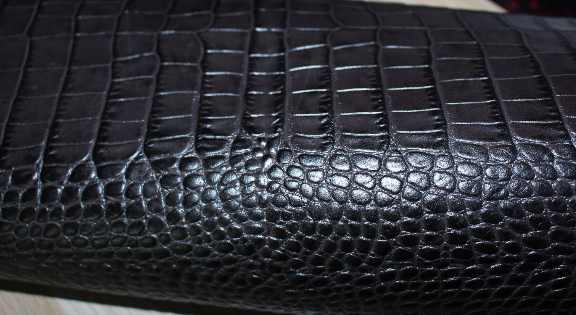 Cuir de vachette - imitation croco - noir | Bennytex | Mondial Tissus | Cousette | Tissus de rêve | Tissus.net