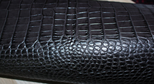 Cuir de vachette - imitation croco - noir | Bennytex | Mondial Tissus | Cousette | Tissus de rêve | Tissus.net