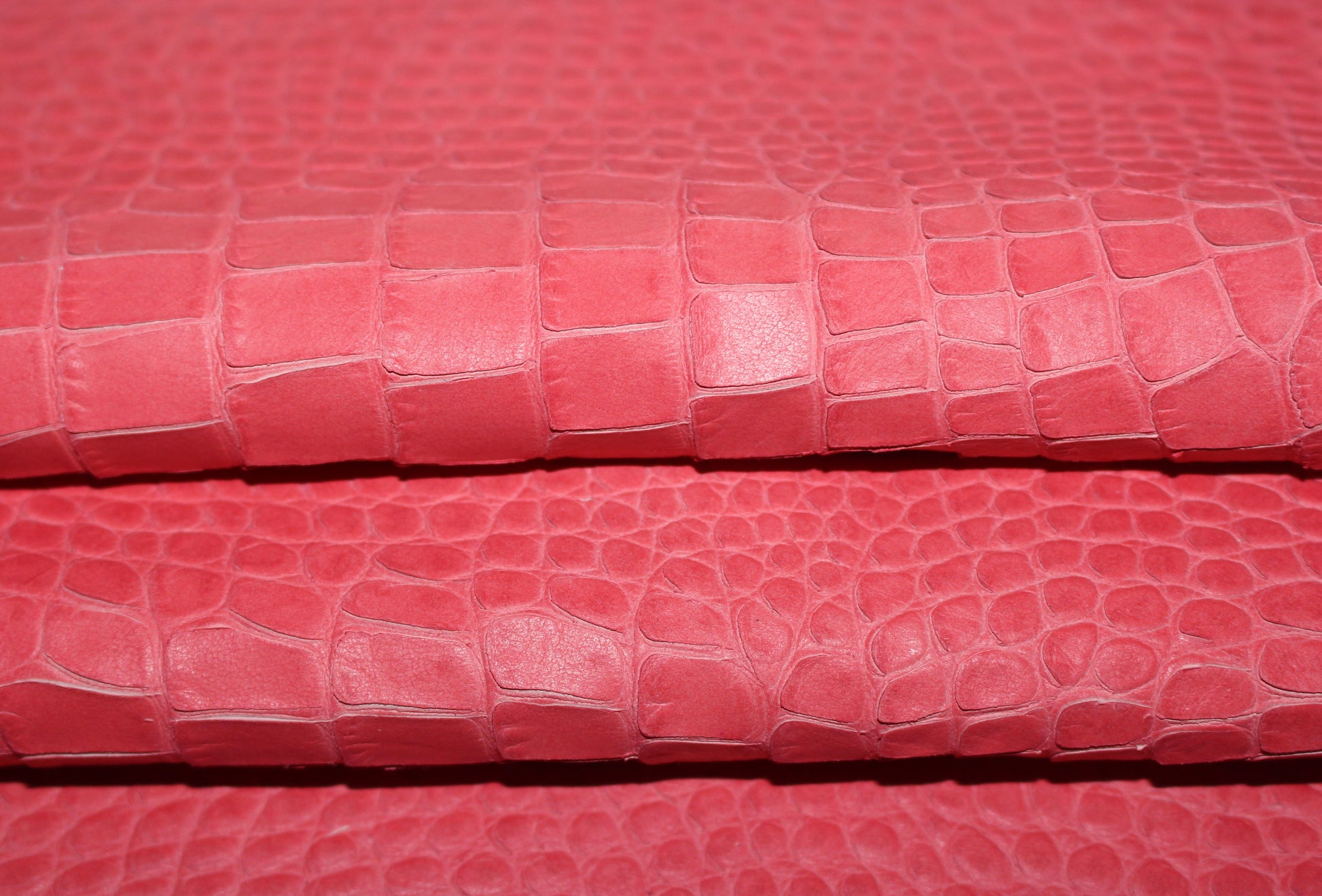 Cuir de vachette - imitation croco - rose | Bennytex | Mondial Tissus | Cousette | Tissus de rêve | Tissus.net