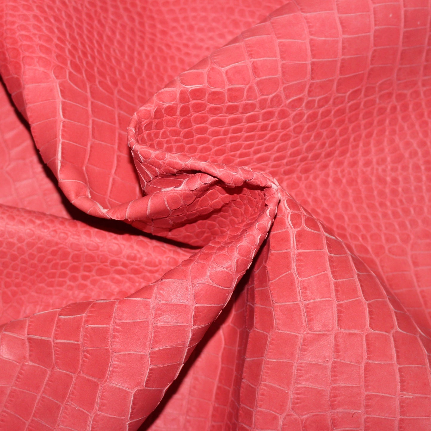 Cuir de vachette - imitation croco - rose | Bennytex | Mondial Tissus | Cousette | Tissus de rêve | Tissus.net