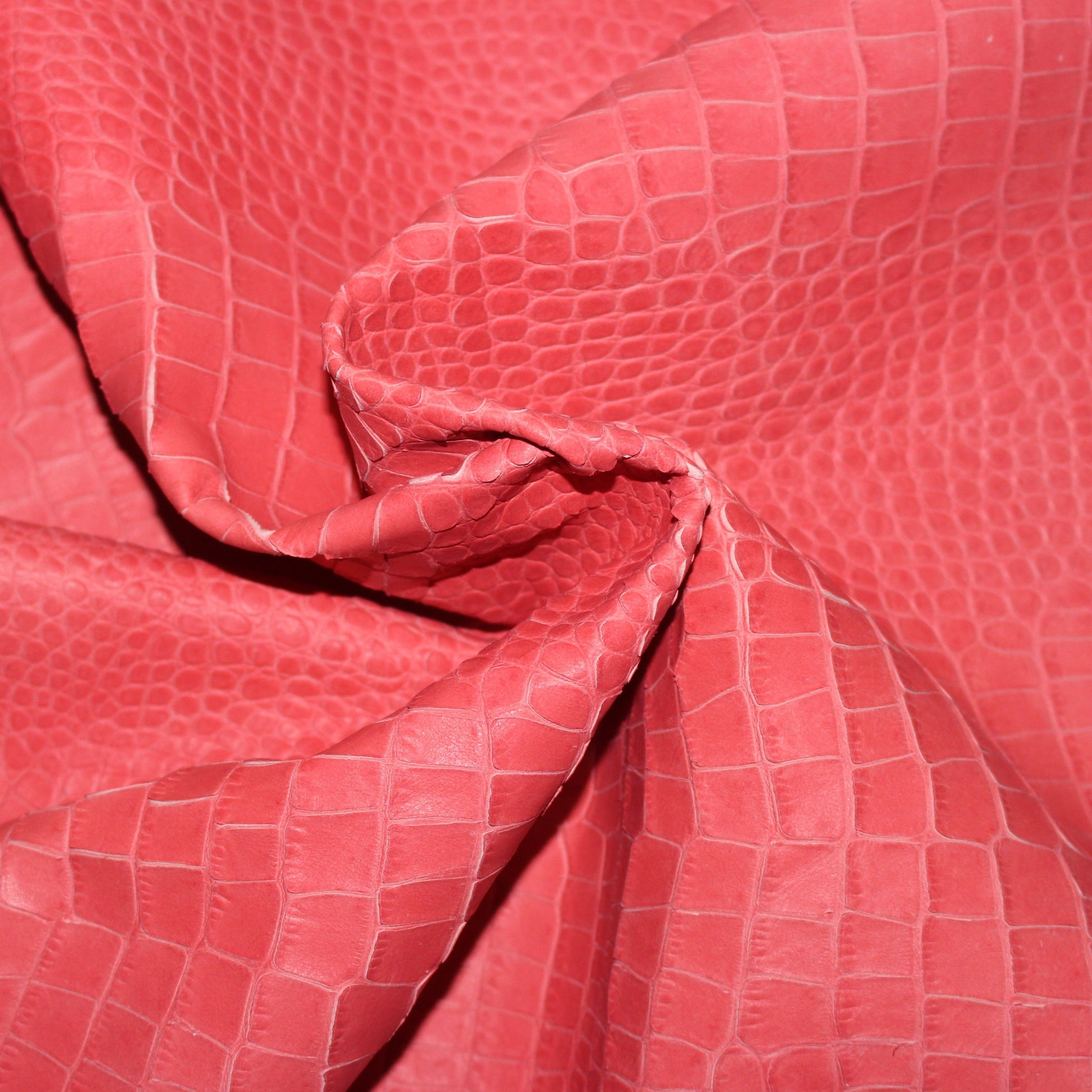 Cuir de vachette - imitation croco - rose | Bennytex | Mondial Tissus | Cousette | Tissus de rêve | Tissus.net