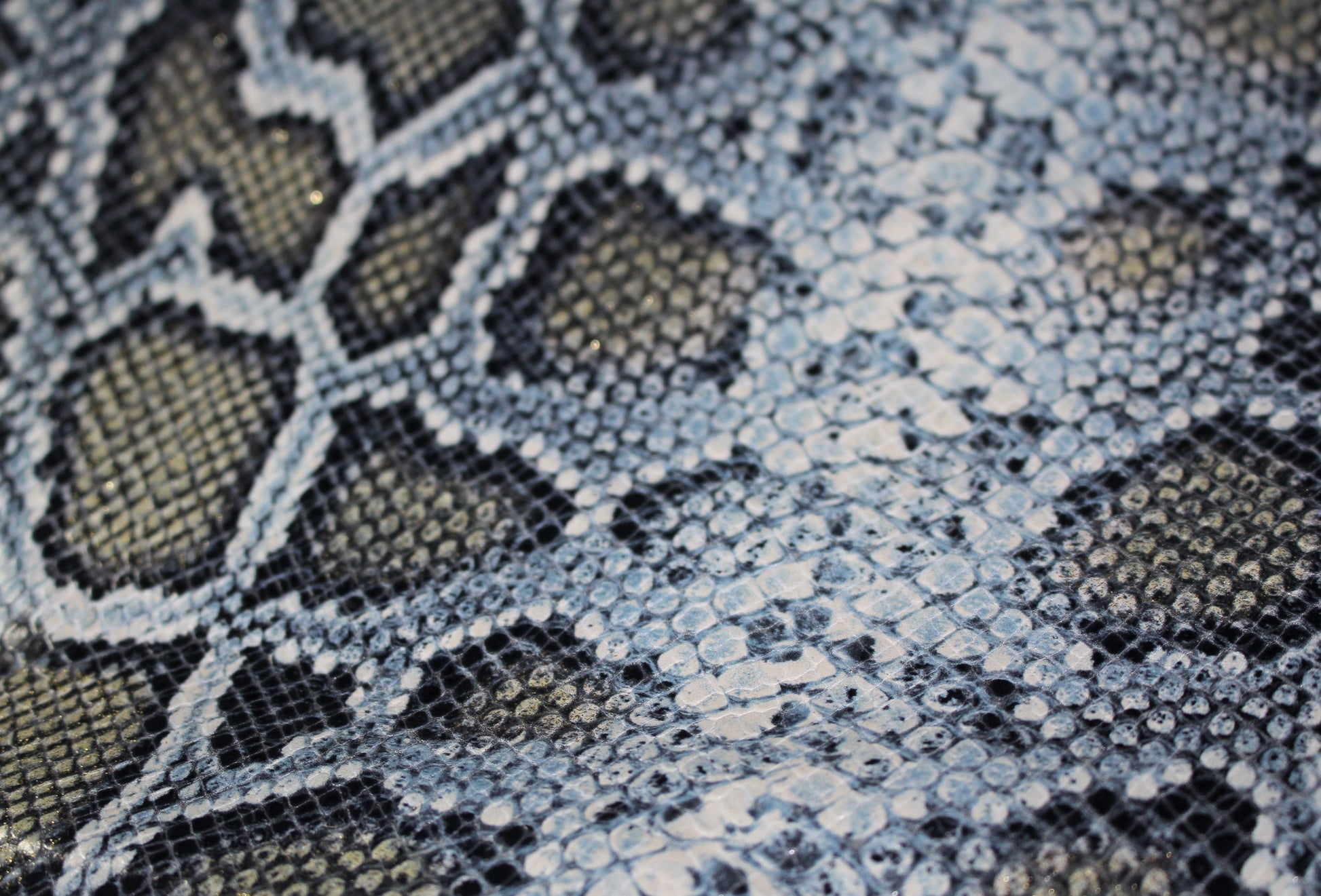 Tissus haute couture. Tissus au mètre pas cher. Tissus pas cher. Acheter tissus au mètre. Tissus français. Tissus de grandes maisons. Tissus haut de gamme. Tissus pour collection. Tissus pour createur. Jeune createur. Laine. Soie. Coton. Lin.