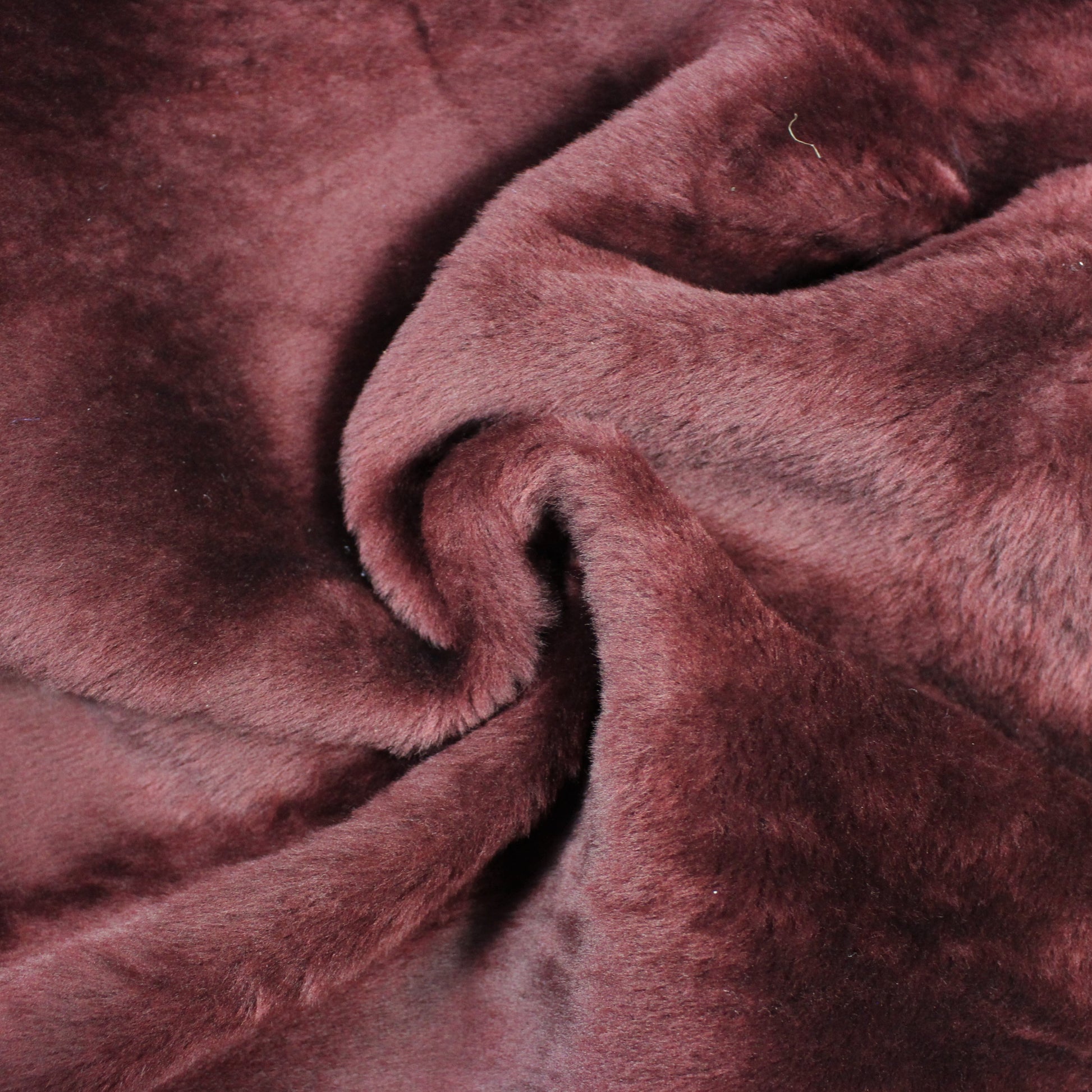 Tissus haute couture. Tissus au mètre pas cher. Tissus pas cher. Acheter tissus au mètre. Tissus français. Tissus de grandes maisons. Tissus haut de gamme. Tissus pour collection. Tissus pour createur. Jeune createur. Laine. Soie. Coton. Lin.