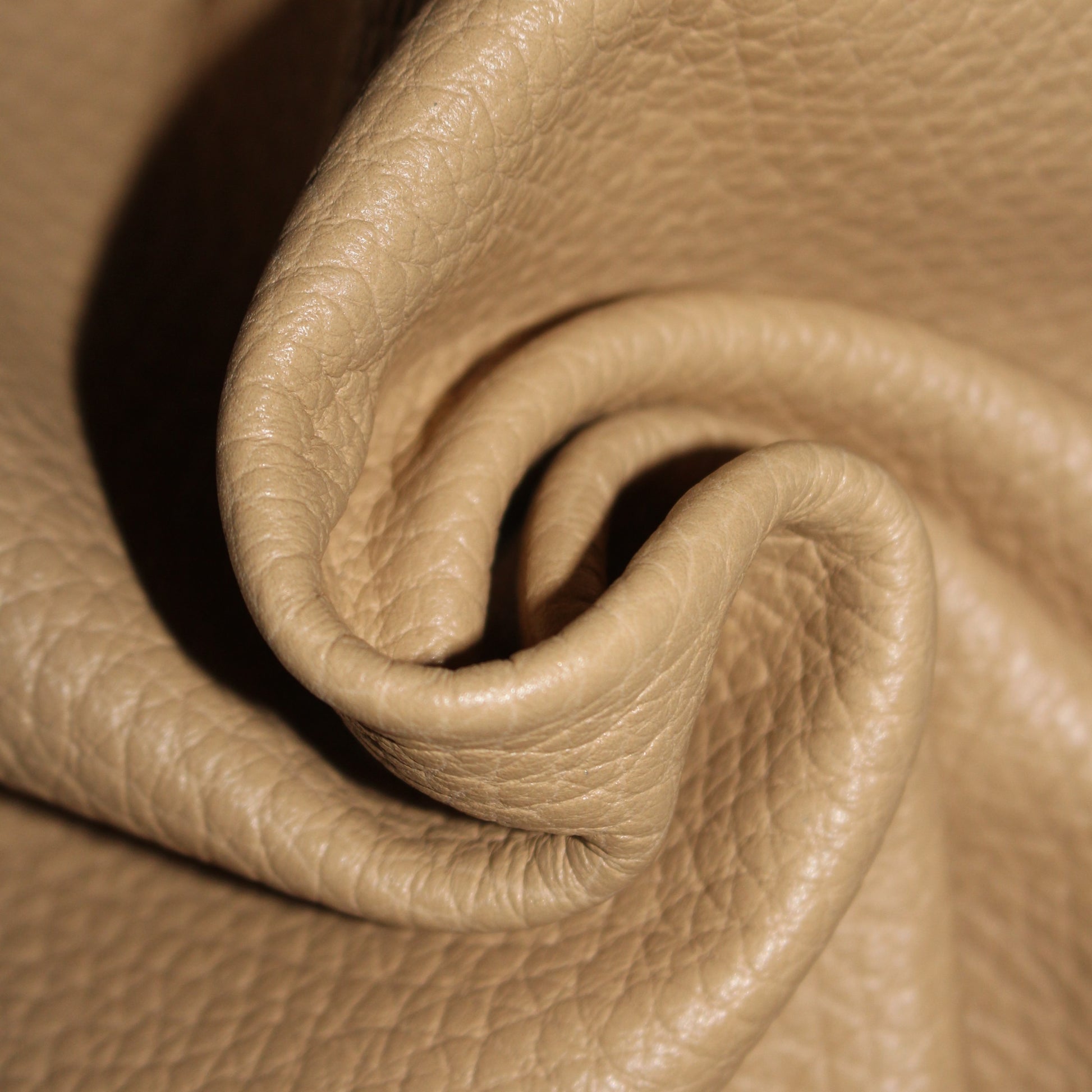 Cuir de vachette - beige | Bennytex | Mondial Tissus | Cousette | Tissus de rêve | Tissus.net