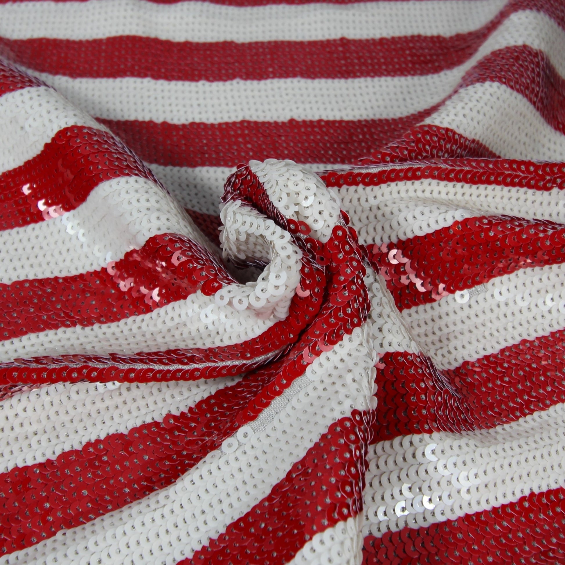 Tissu paillette - à rayures rouges et blanches | Bennytex | Mondial Tissus | Cousette | Tissus de rêve | Tissus.net