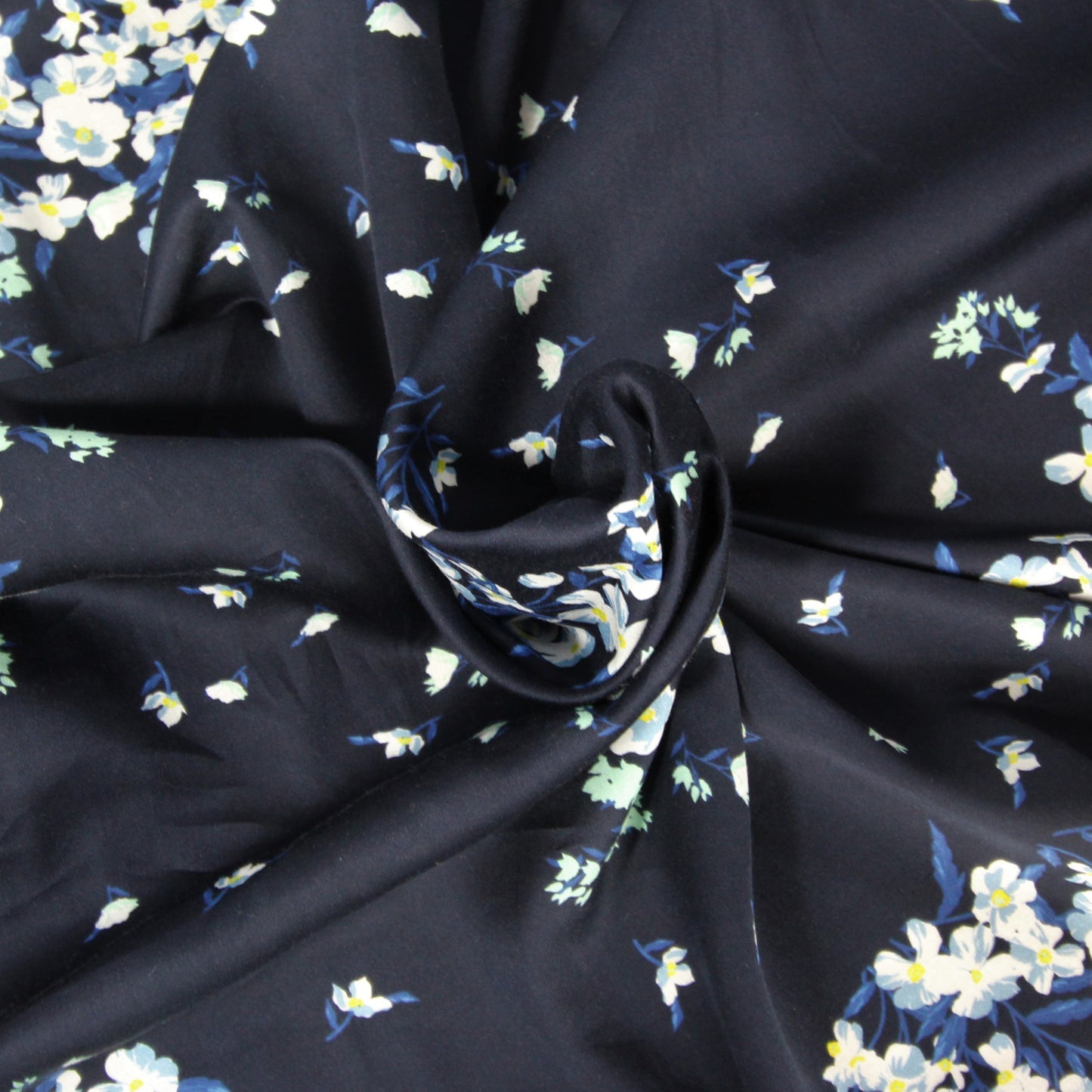 Tissu satin de coton - imprimé fleuri | Bennytex | Mondial Tissus | Cousette | Tissus de rêve | Tissus.net