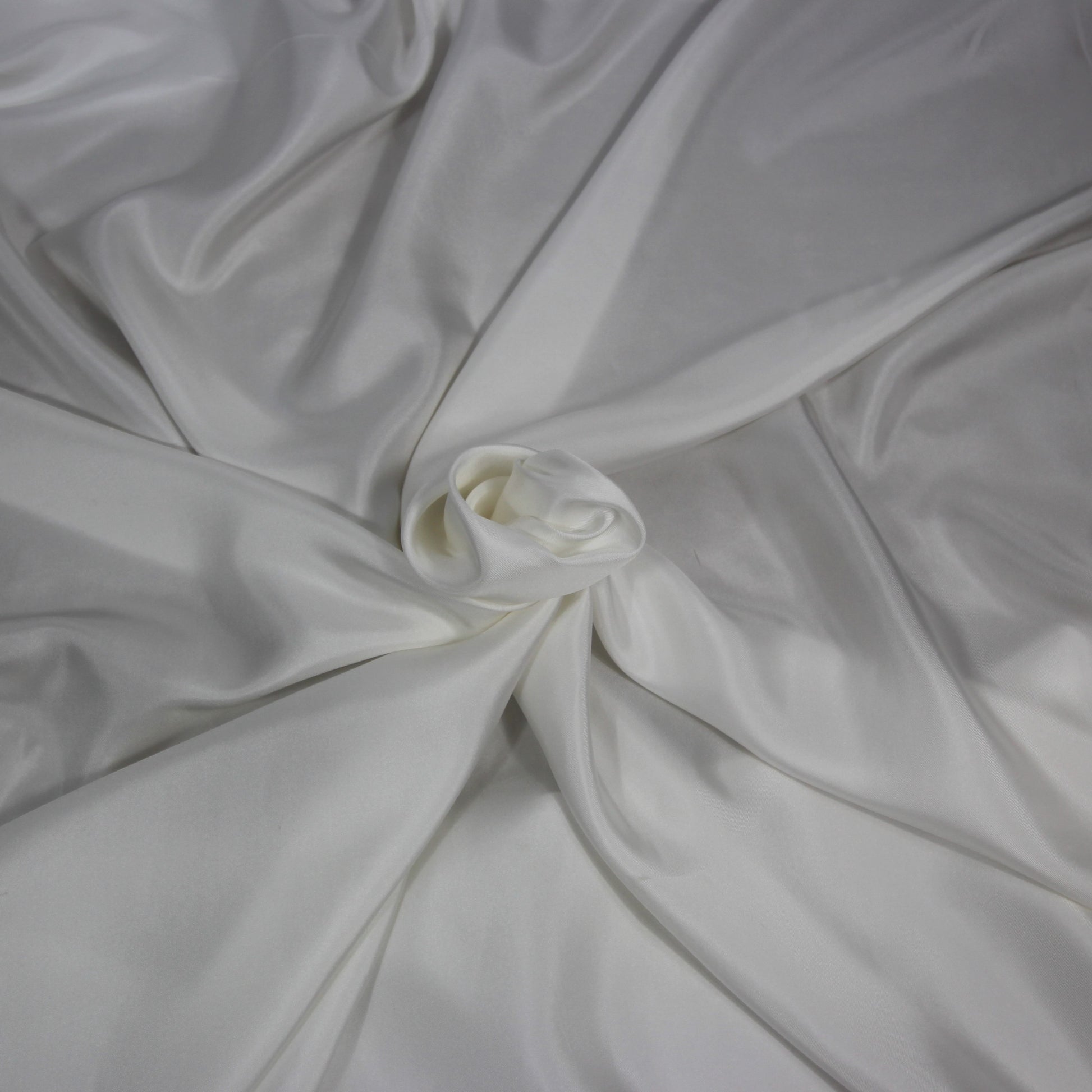 Tissu twill de soie - blanc | Bennytex | Mondial Tissus | Cousette | Tissus de rêve | Tissus.net