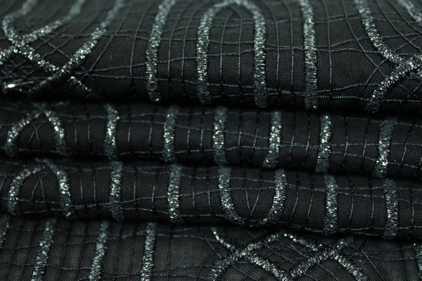Tissu voile coton brodé - motif géométrique - noir - photo 4/6 | So Tissus