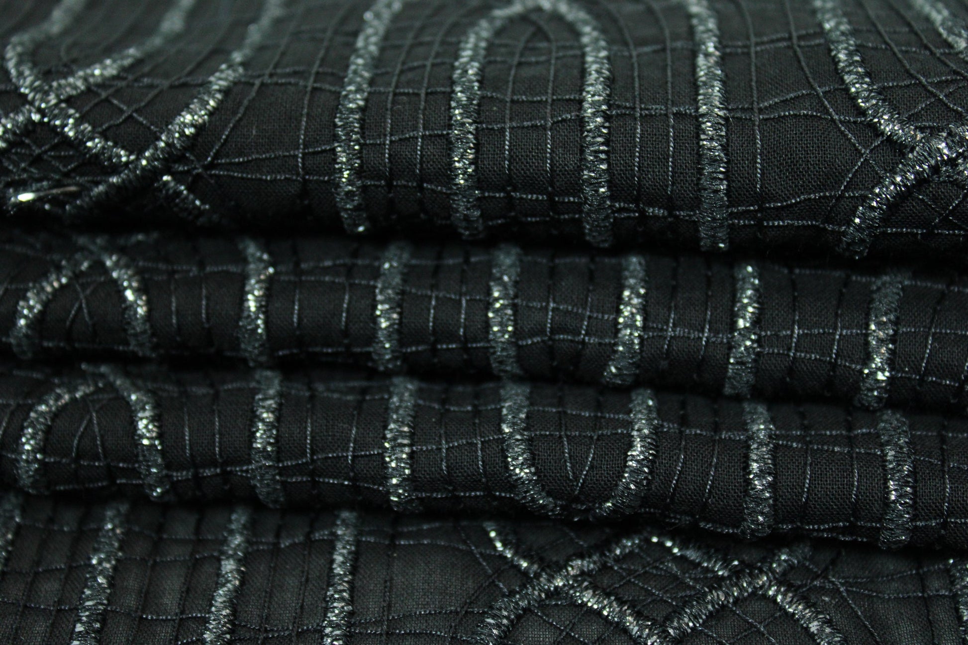 Tissu voile coton brodé - motif géométrique - noir - photo 4/6 | So Tissus