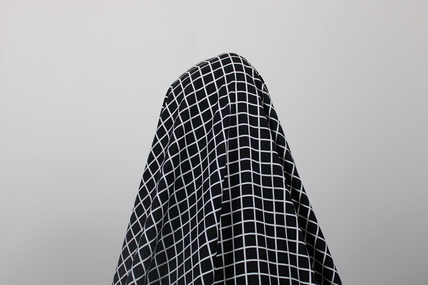 Tissu javanaise de viscose - à carreaux blanc et noir - photo 4/5 | So Tissus