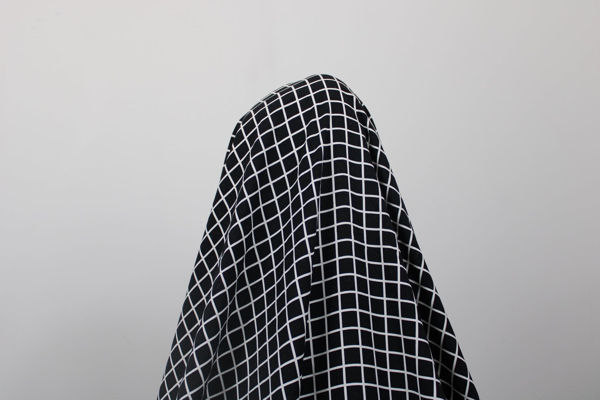 Tissu javanaise de viscose - à carreaux blanc et noir - photo 4/5 | So Tissus