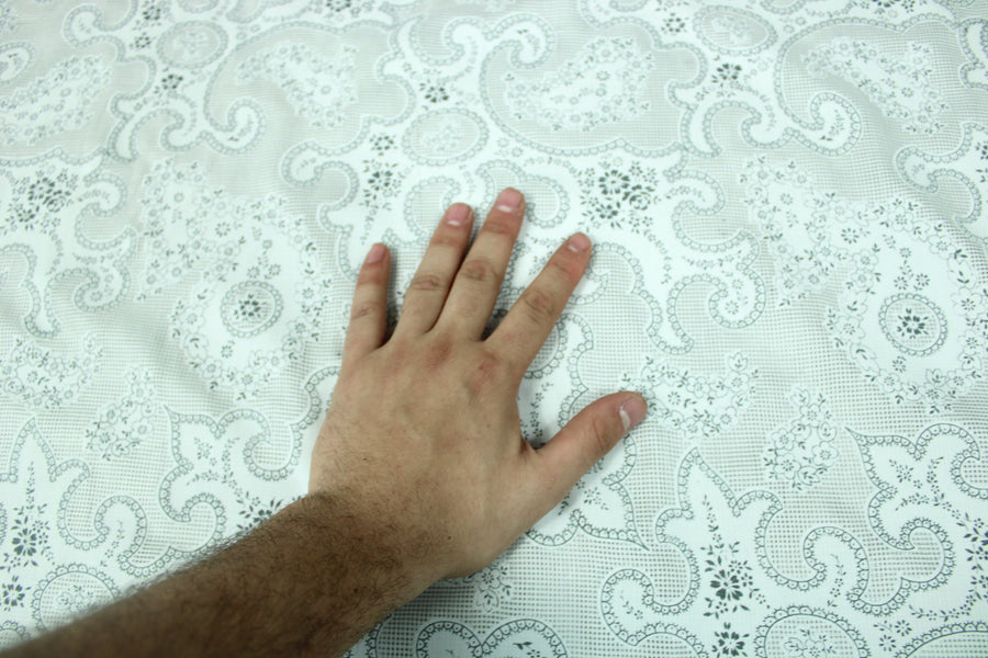 Tissu voile de soie et coton- imprimé arabesque - blanc et gris