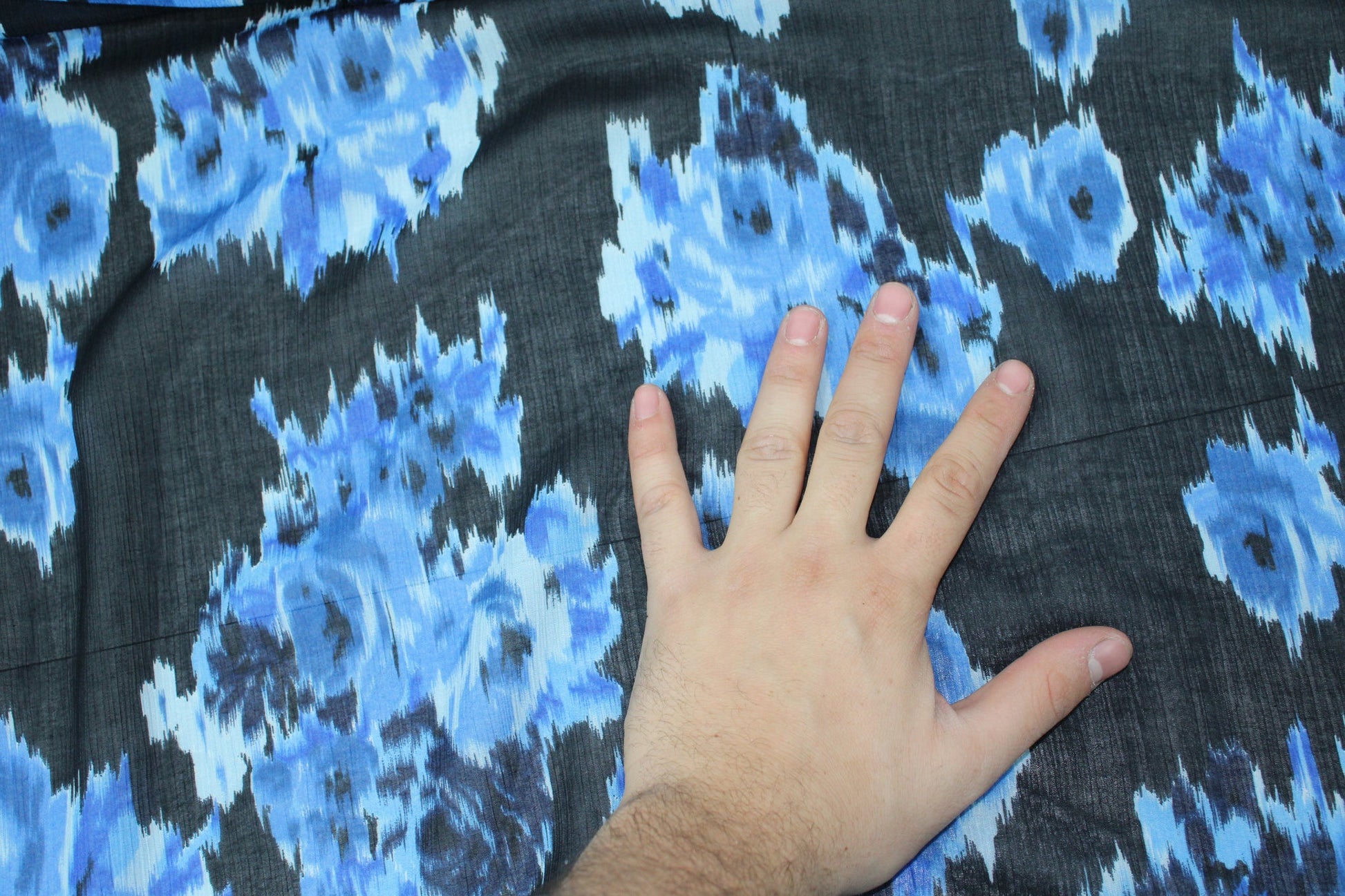 Tissu crêpon de soie viscose - imprimé tâcheté - photo 5/6 | So Tissus