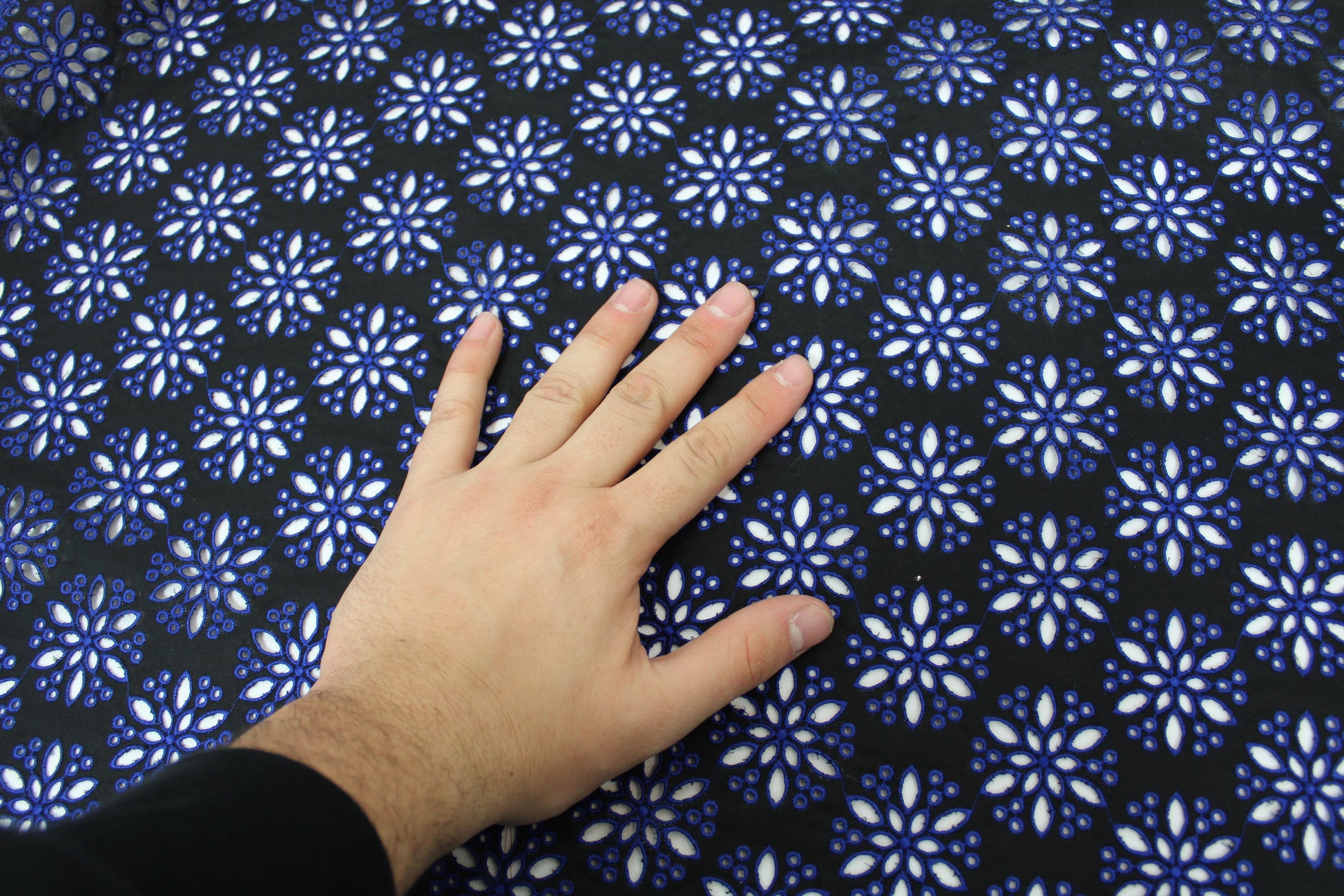 Tissu broderie anglaise - noir et bleu - photo 3/5 | So Tissus