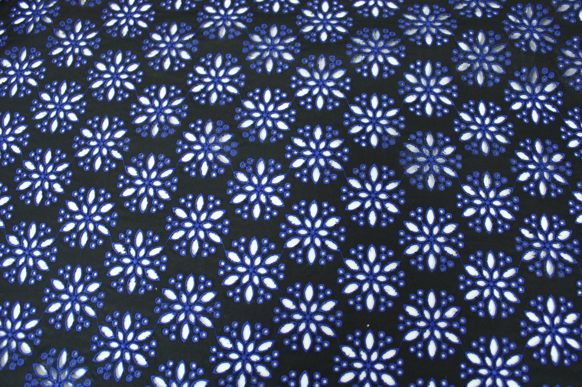 Tissu broderie anglaise - noir et bleu - photo 4/5 | So Tissus