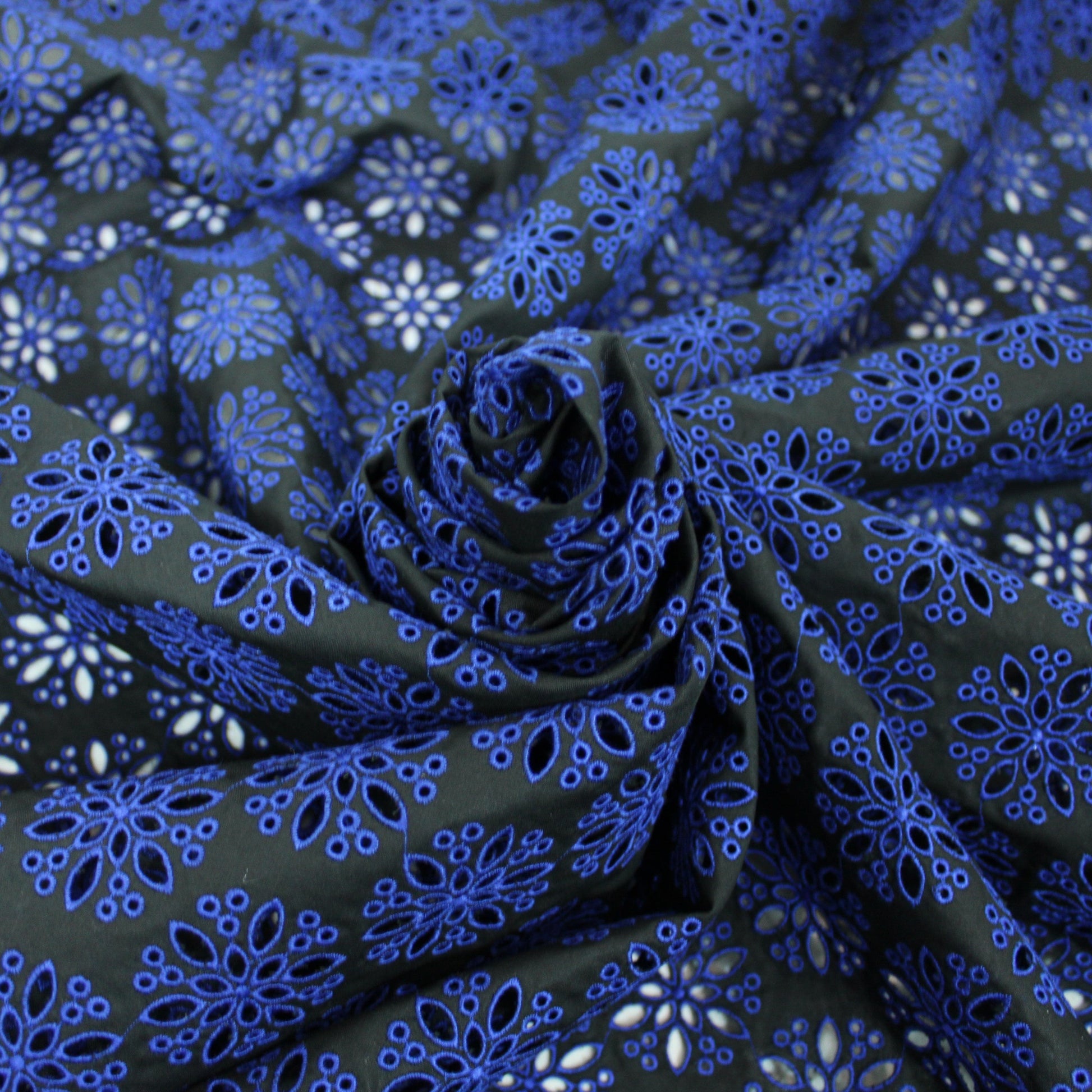 Tissu broderie anglaise - noir et bleu - photo 1/5 | So Tissus