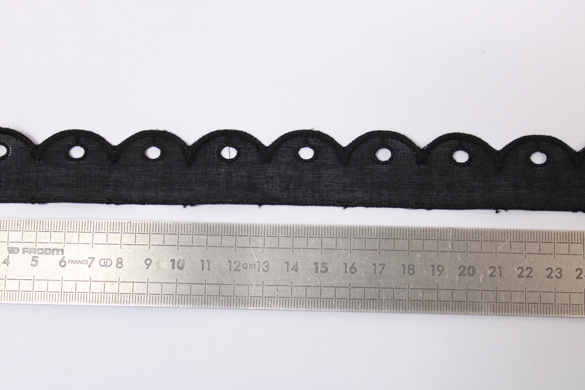 Galon - broderie anglaise noire - motif circulaire - photo 2/3 | So Tissus