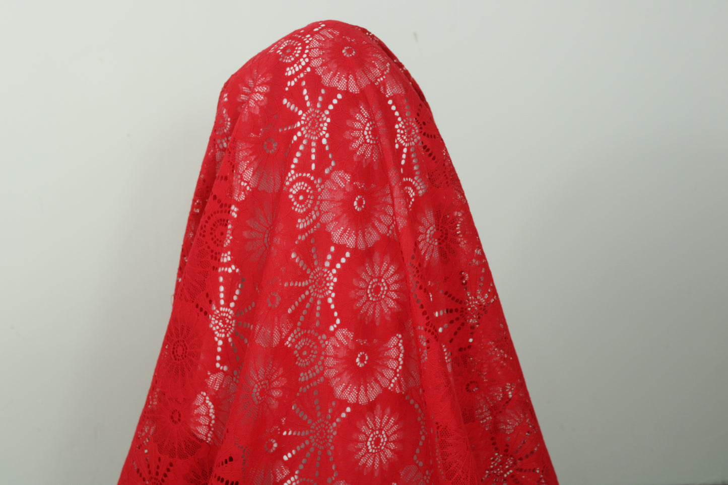 Tissu dentelle fleuri - rouge - photo 3/5 | So Tissus