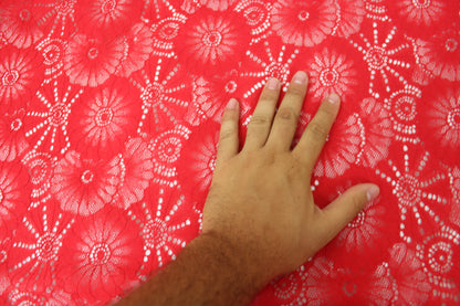 Tissu dentelle fleuri - rouge - photo 4/5 | So Tissus