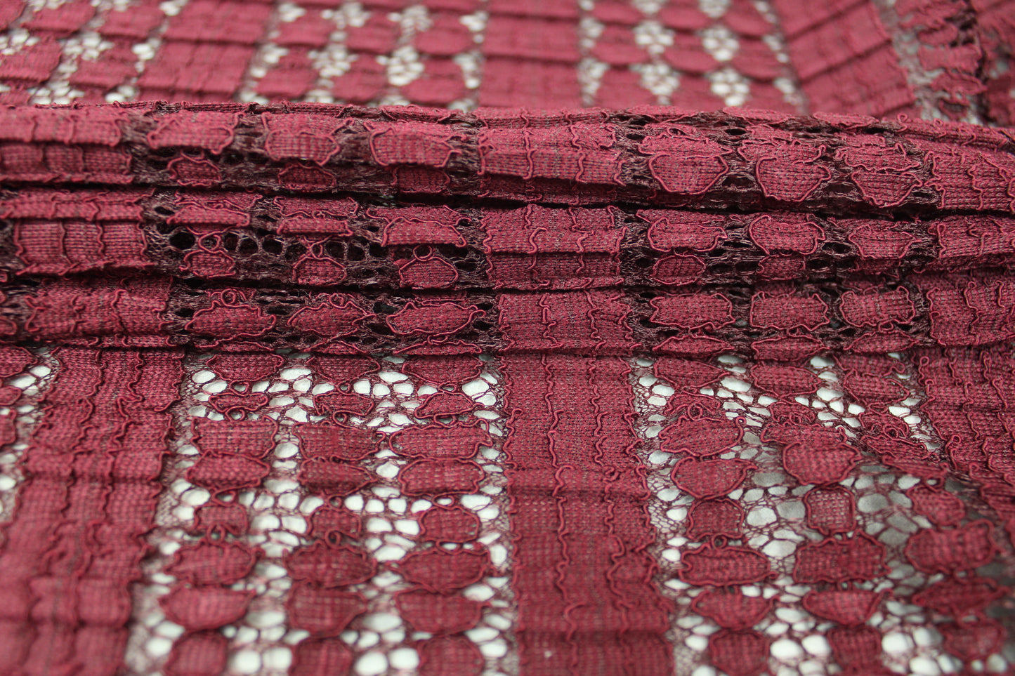 Tissu dentelle plissé - bordeaux - photo 2/5 | So Tissus