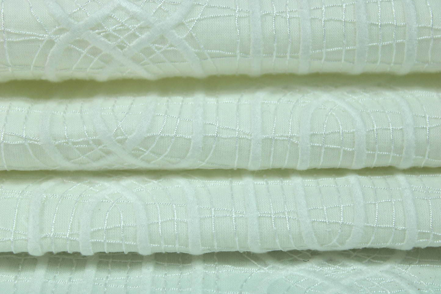 Tissu brocart motif géométrique - blanc irisée - photo 2/3 | So Tissus