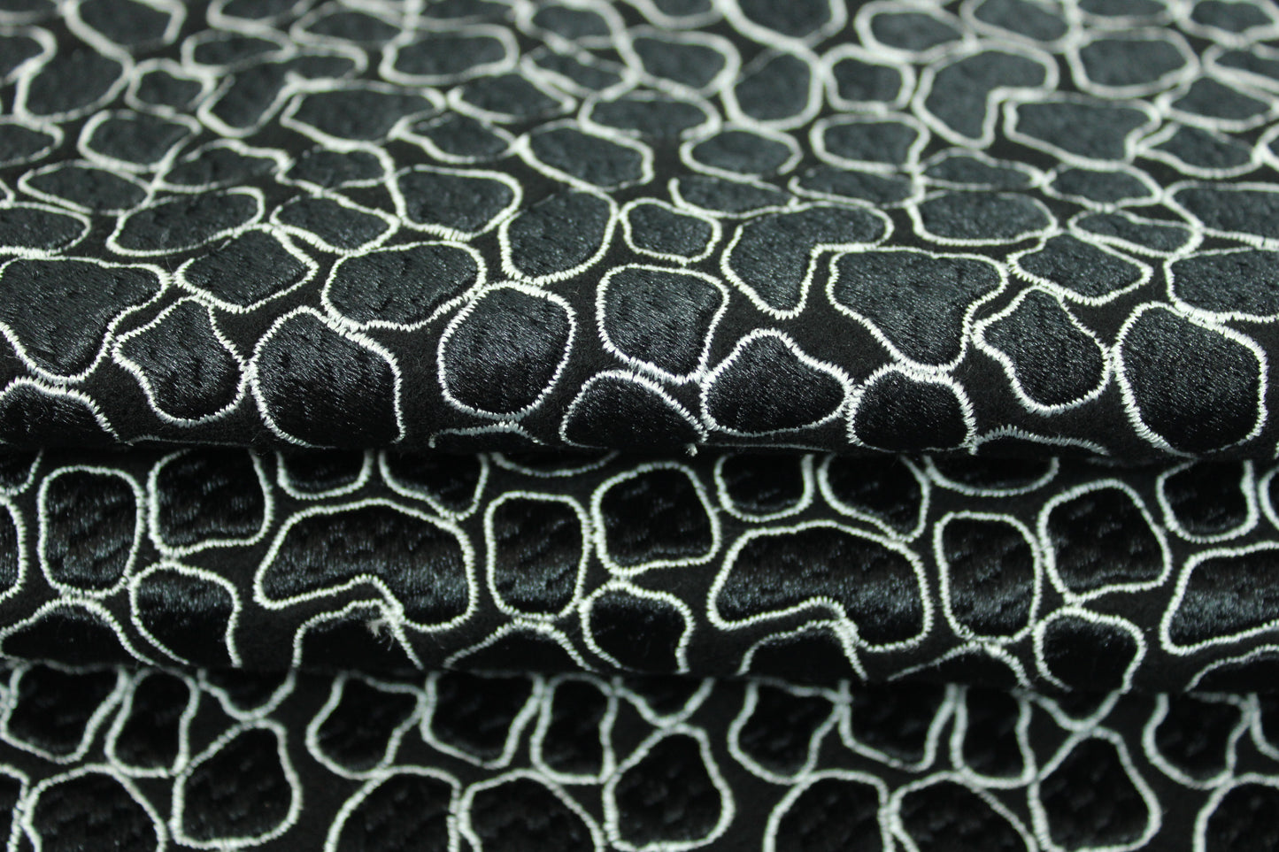 Tissu brocart de laine brodé motif tacheté - noir - photo 2/5 | So Tissus