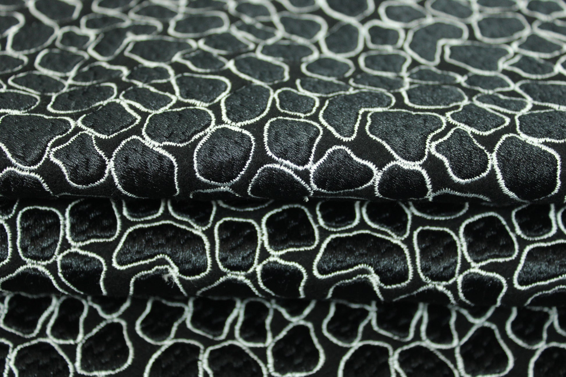 Tissu brocart de laine brodé motif tacheté - noir - photo 2/5 | So Tissus