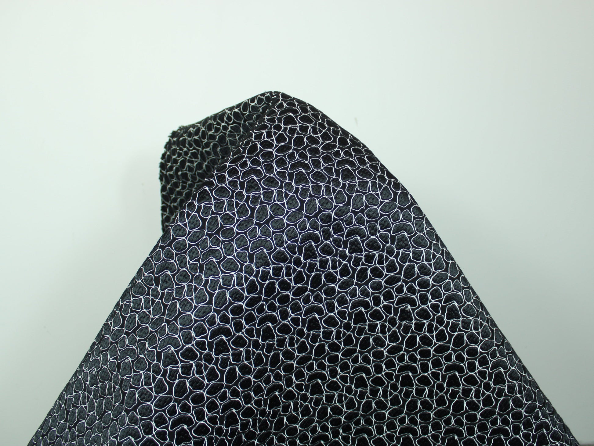 Tissu brocart de laine brodé motif tacheté - noir - photo 3/5 | So Tissus
