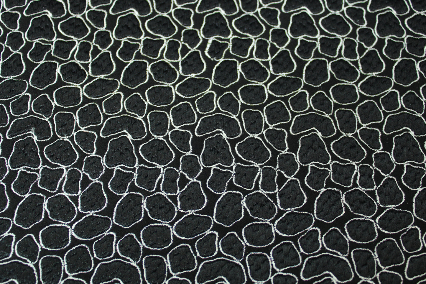 Tissu brocart de laine brodé motif tacheté - noir - photo 4/5 | So Tissus